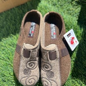 Haflinger Grizzly Clogs in Chocolate and Earth